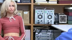Reproducir La traviesa mamada en la oficina de la pequeña estrella porno Kiara