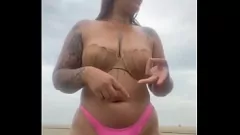 Reproduzir MILF exibicionista exibe buceta inchada na praia: 'É difícil para mim?