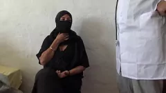 Jouer Une MILF musulmane en jilbab avale la charge d'un médecin pervers
