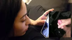Abspielen Niedliche Teen GF reagiert auf die Monsterschwänze der Freunde ihres Freundes