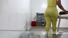 Reproducir Enfermera de BBW con gran culo atrapada en una cámara oculta