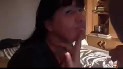 Reproduzir Klaudia Amber Milf, vestida de meia, é adorada por dinheiro