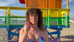 Jouer Curvy Jewish Milf fa sesso pubblico con uno sconosciuto casuale sulla spiaggia