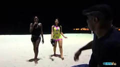Abspielen Latina Babe Monaliza sehnt sich Hardcore Interracial Beach Sex
